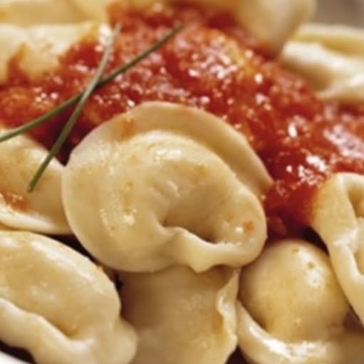 Capelettis frescos con salsa de tomate