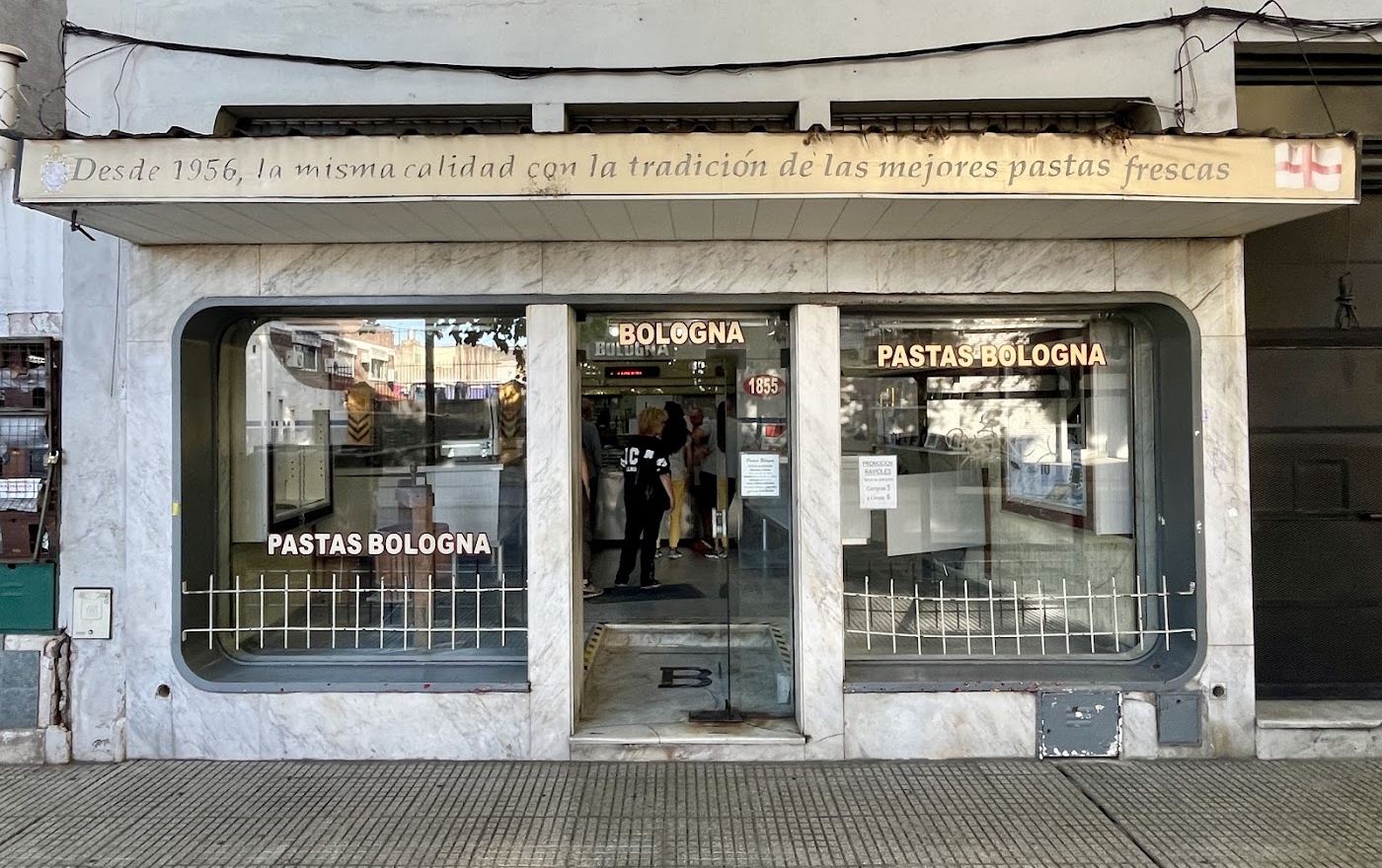 Fachada de Pastas Bologna, en Av. Regimiento de Patricios 1855, con el cartel “Desde 1956”